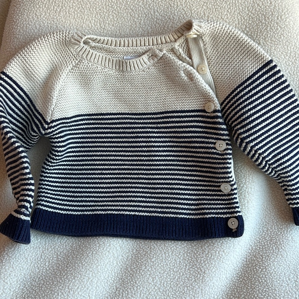 Baby Gap sweater, size 6-9 months, GREAT condition